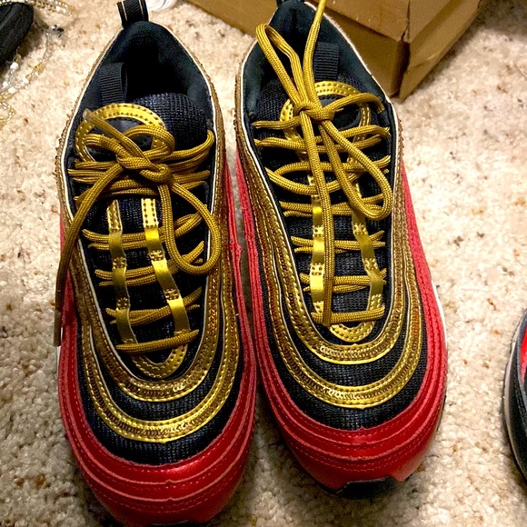 Airmax red and gold - Picture 2 of 2